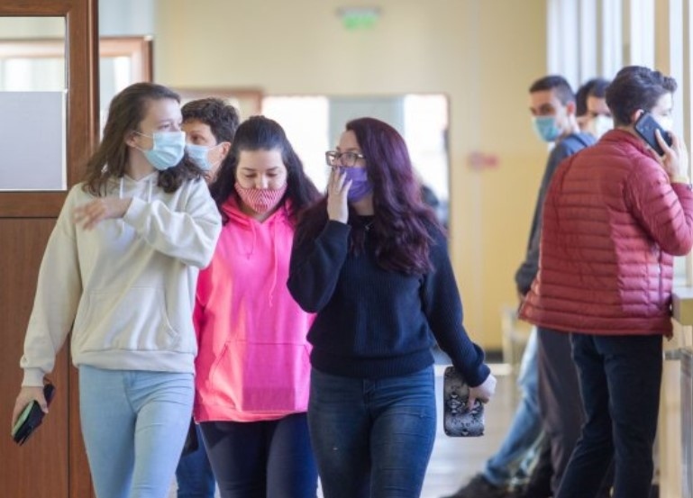 Разхлабват мерките в столицата: Учениците се връщат в клас от 14 февруари